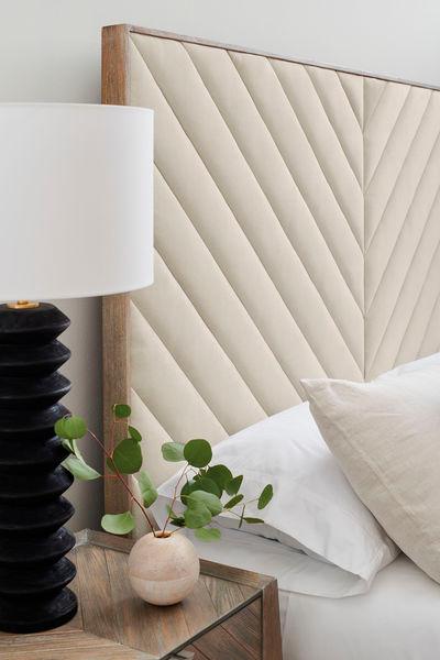 MEET U IN THE MIDDLE BED - Frankwebs