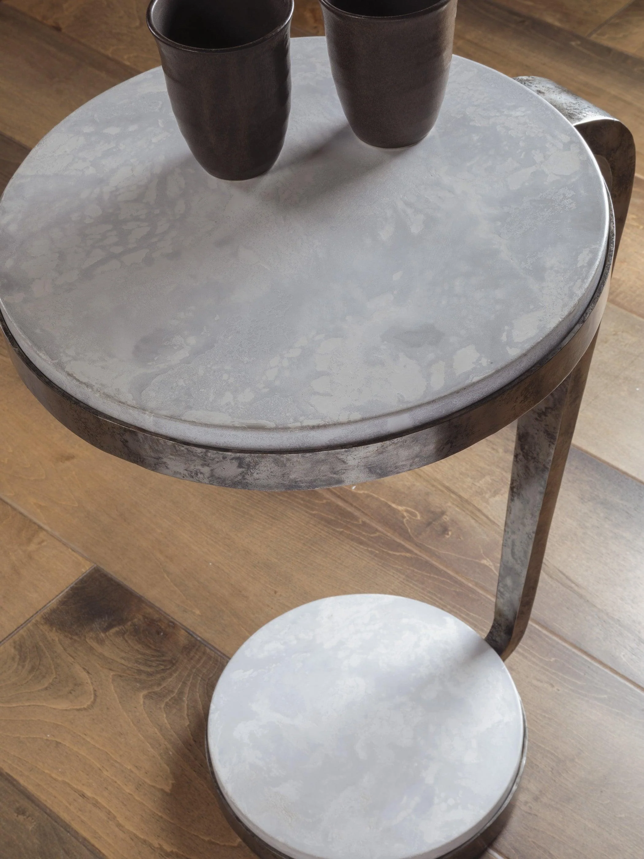 Signature Designs Otto Round Spot Table - Frankwebs