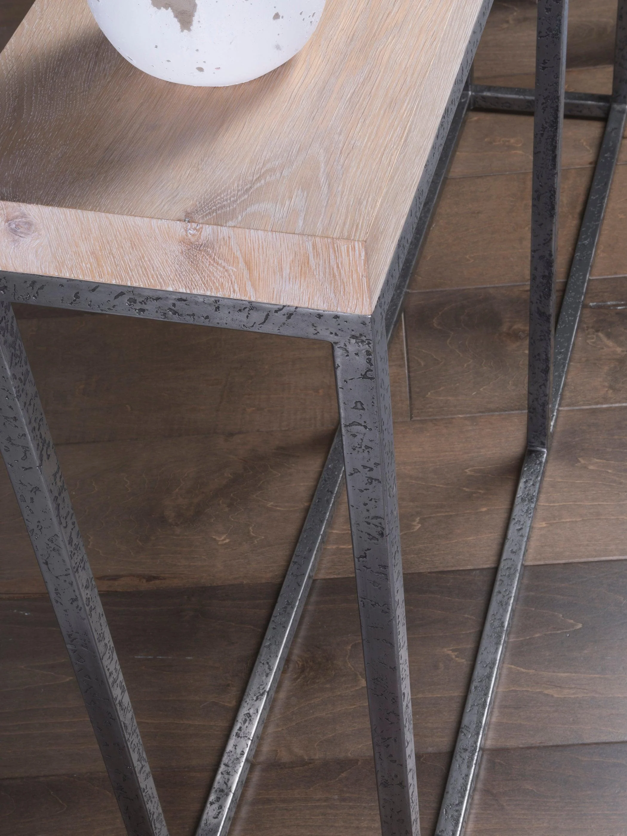 Signature Designs Foray Console - Frankwebs