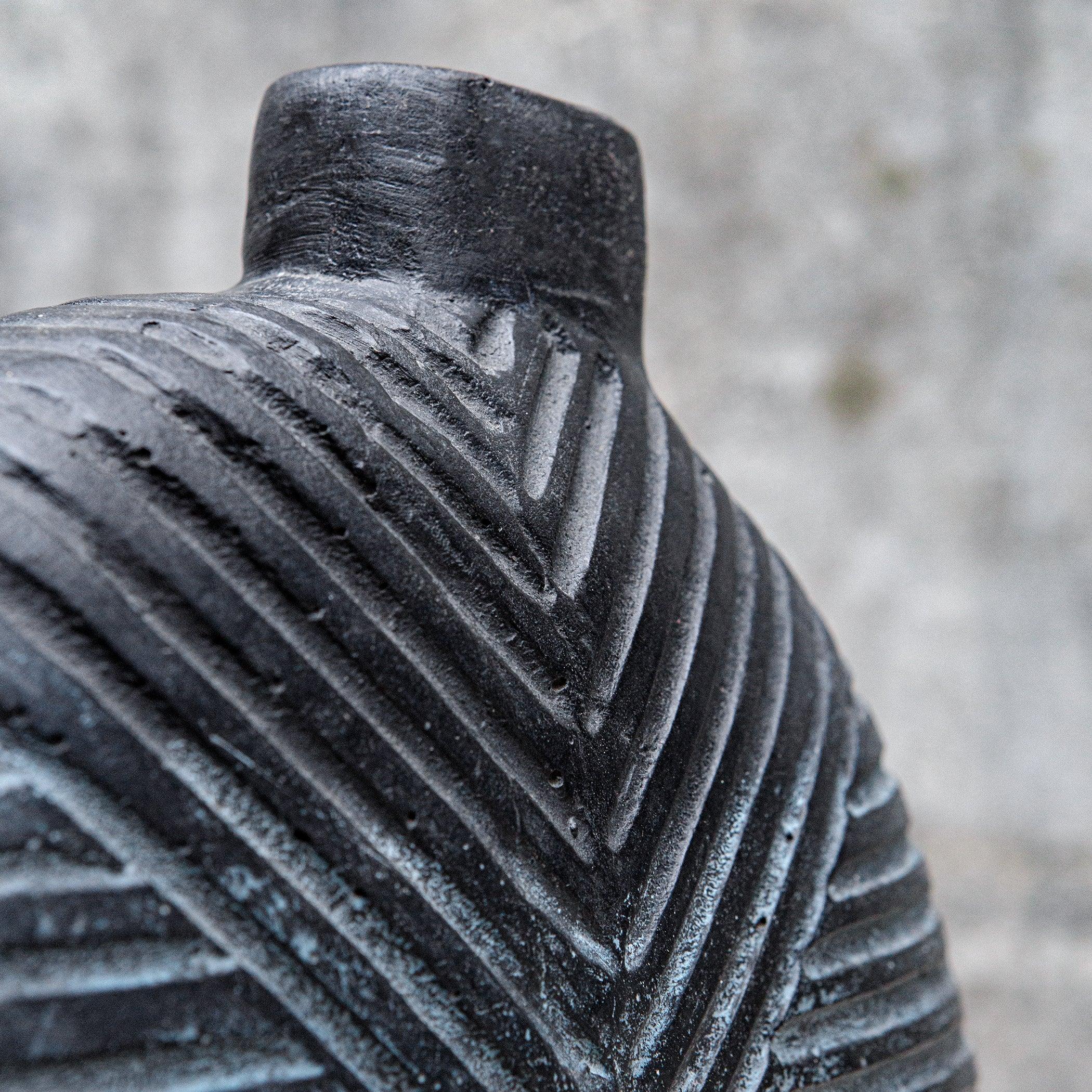 Viewpoint Aged Black Vases, Set/2 - Frankwebs