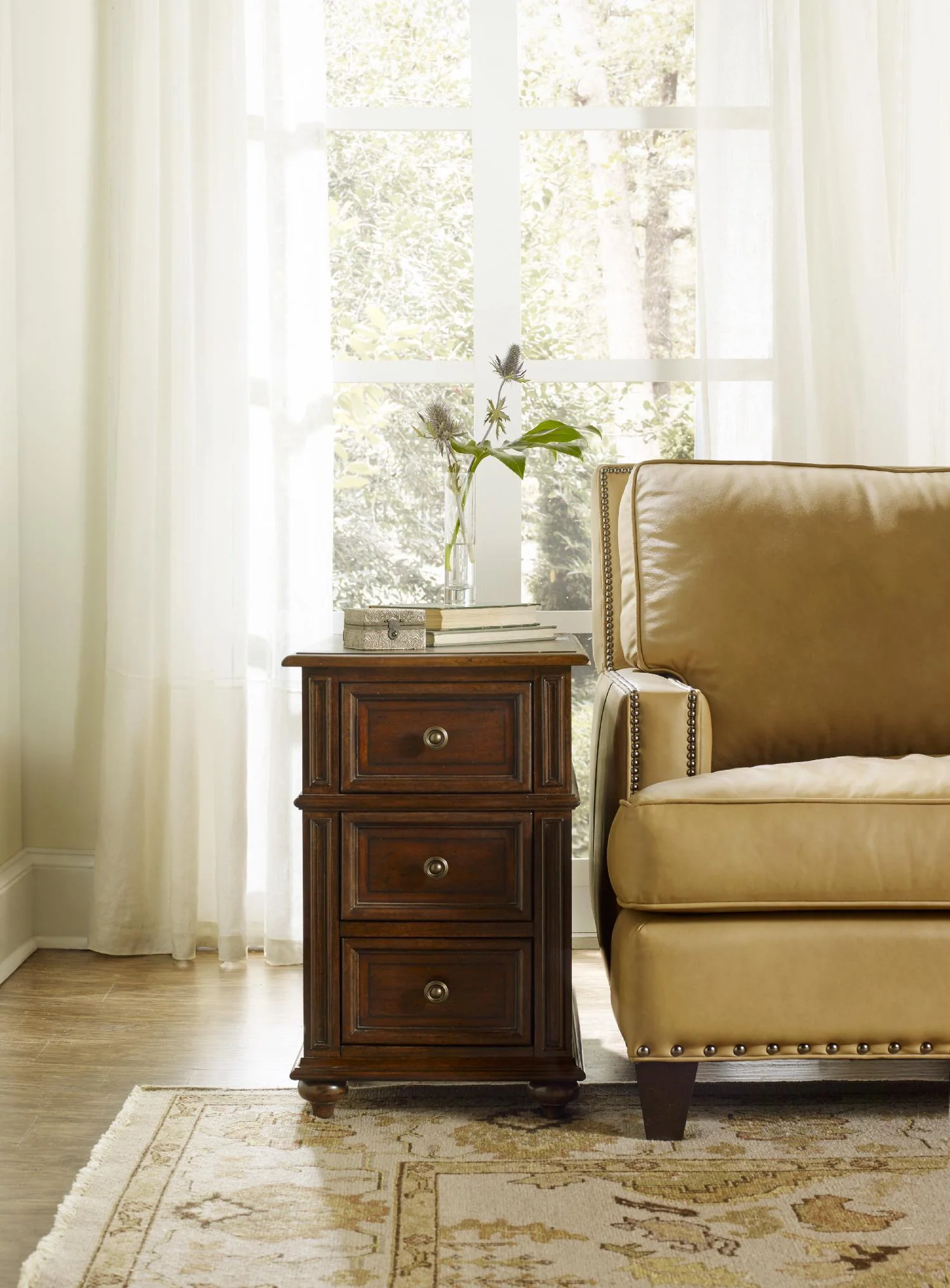 Leesburg Chairside Chest - Frankwebs