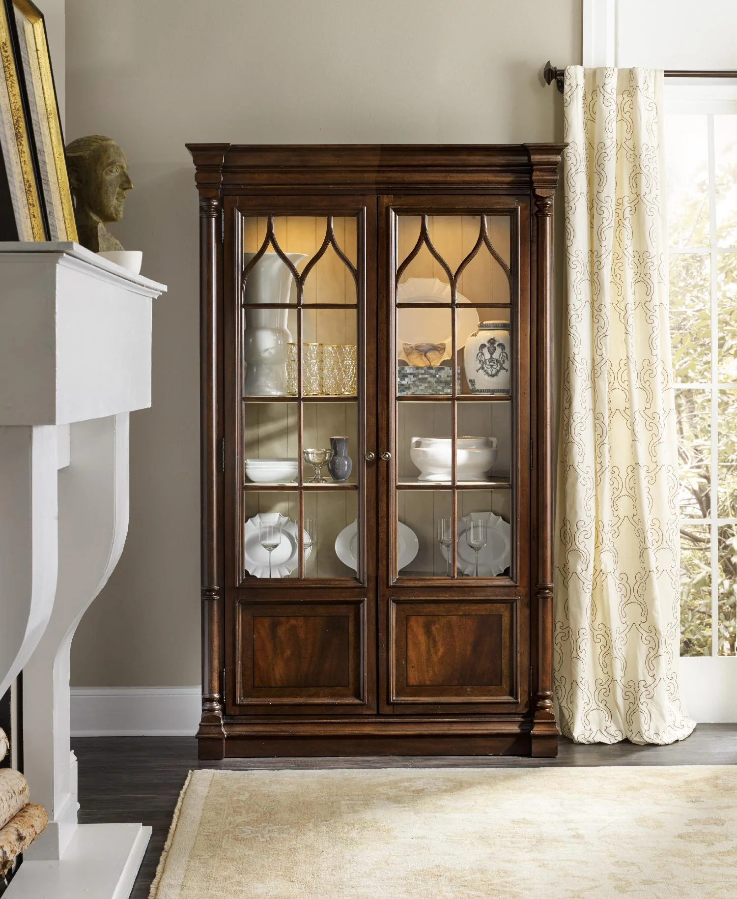 Leesburg Display Cabinet - Frankwebs