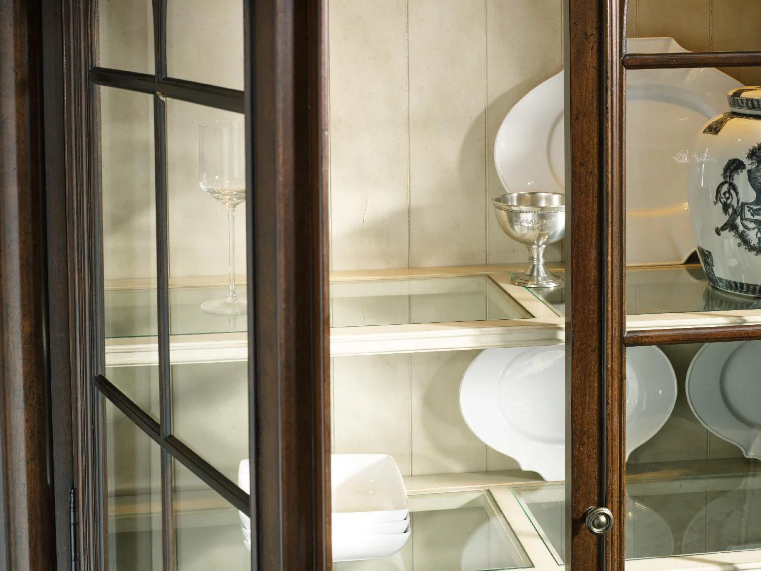 Leesburg Display Cabinet - Frankwebs